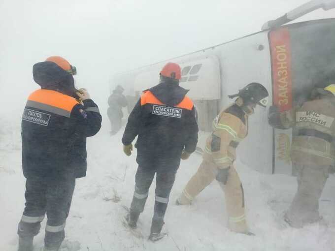 В Красноярском крае автобус с пассажирами сдуло с дороги